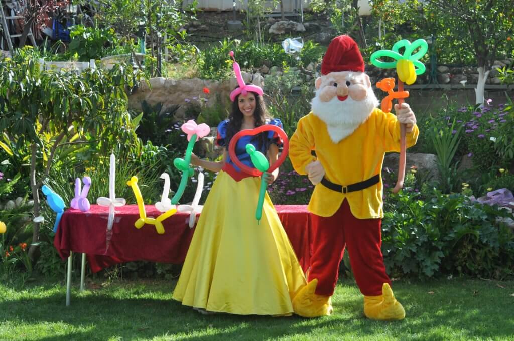 שלגיה והגמד מחלקים בלוני צורות