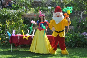 שלגיה והגמד מחלקים בלוני צורות