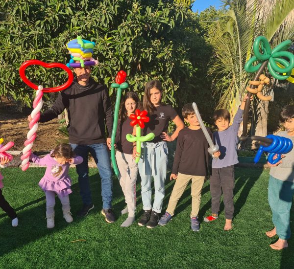 ילדים אם שלל צורות מבלונים