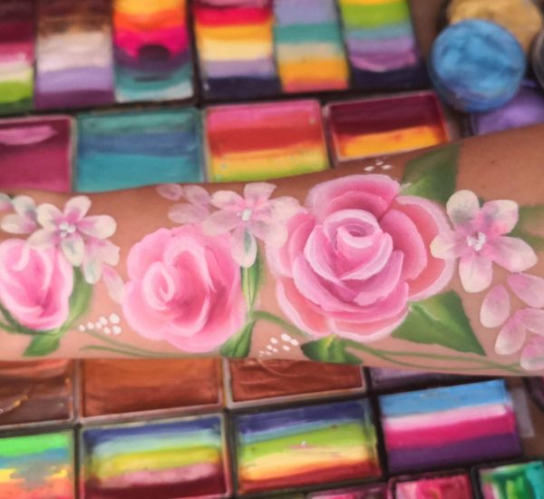 איפור של פרחים על הזרועה