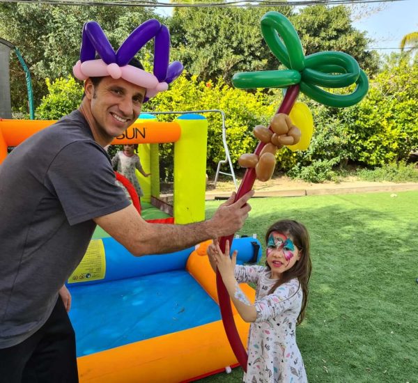 הכנת קוף על עץ בננות מבלוני צורות