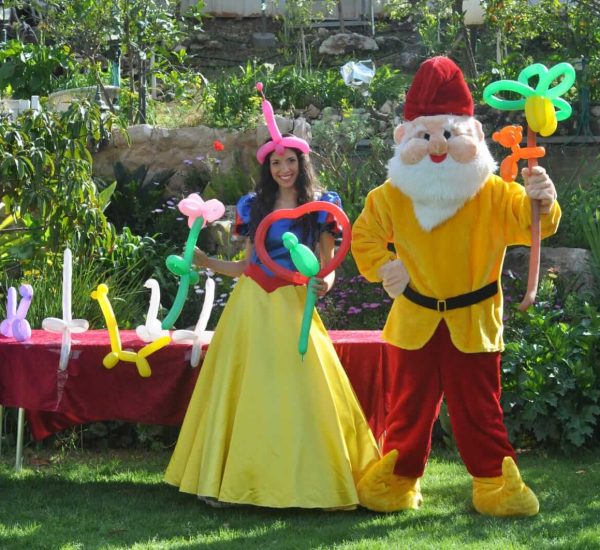 שלגיה והגמד מחלקים בלוני צורות