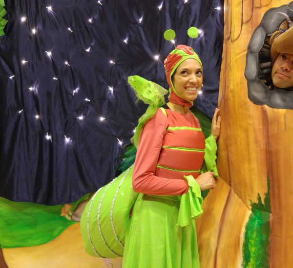 קיפודי וגחלילית בפתח הבית